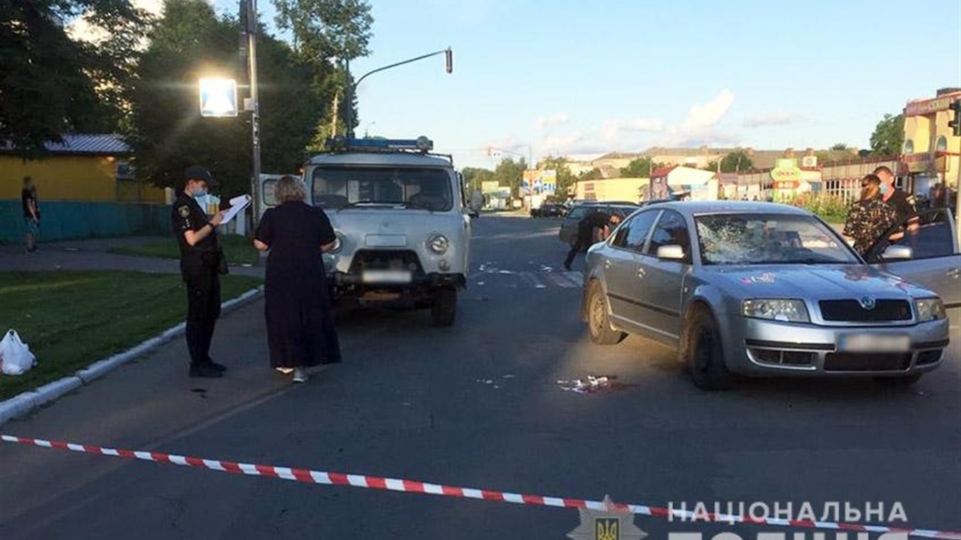 У місті на смерть збили 85-річного чоловіка. Він переходив дорогу на червоне світло