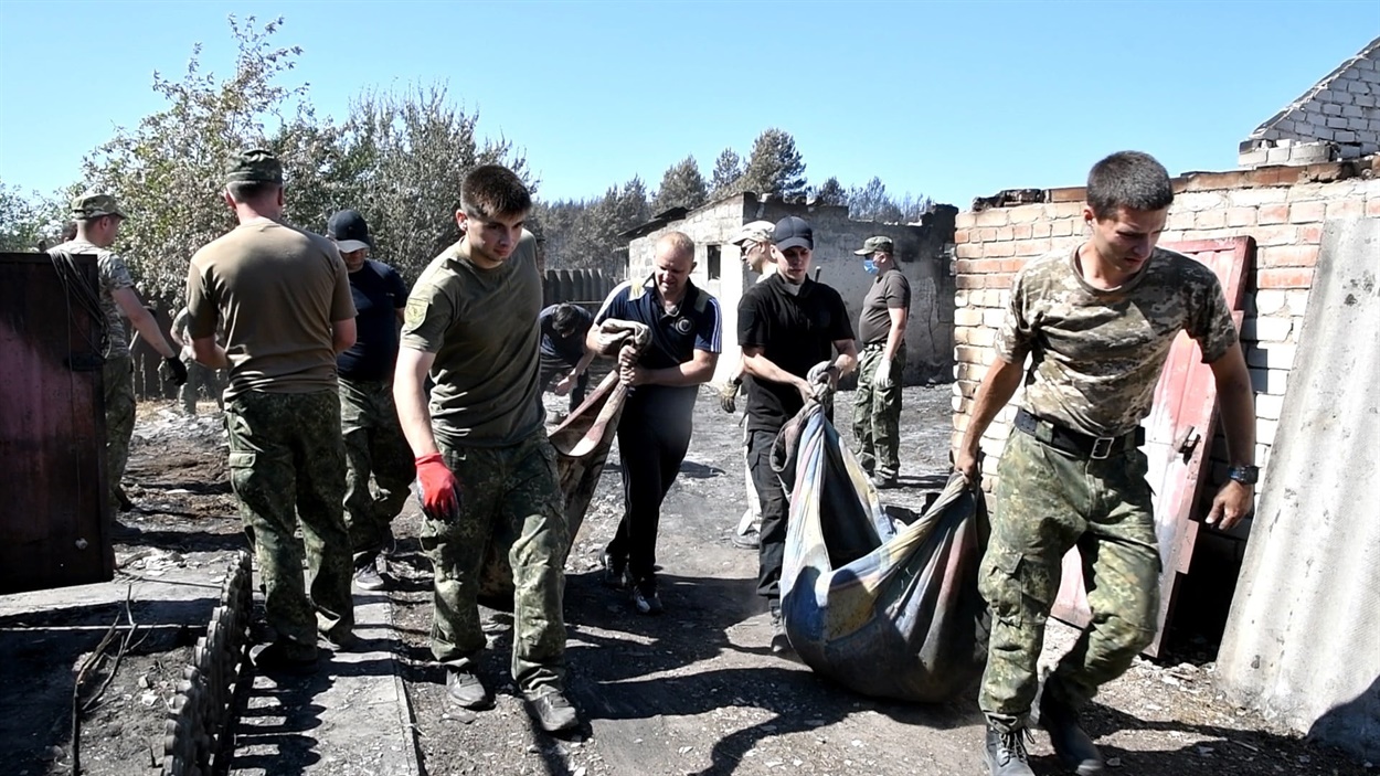 Расчистка завалов, которые остались от пожара. Фото ГУ по ЧС в Луганской области
