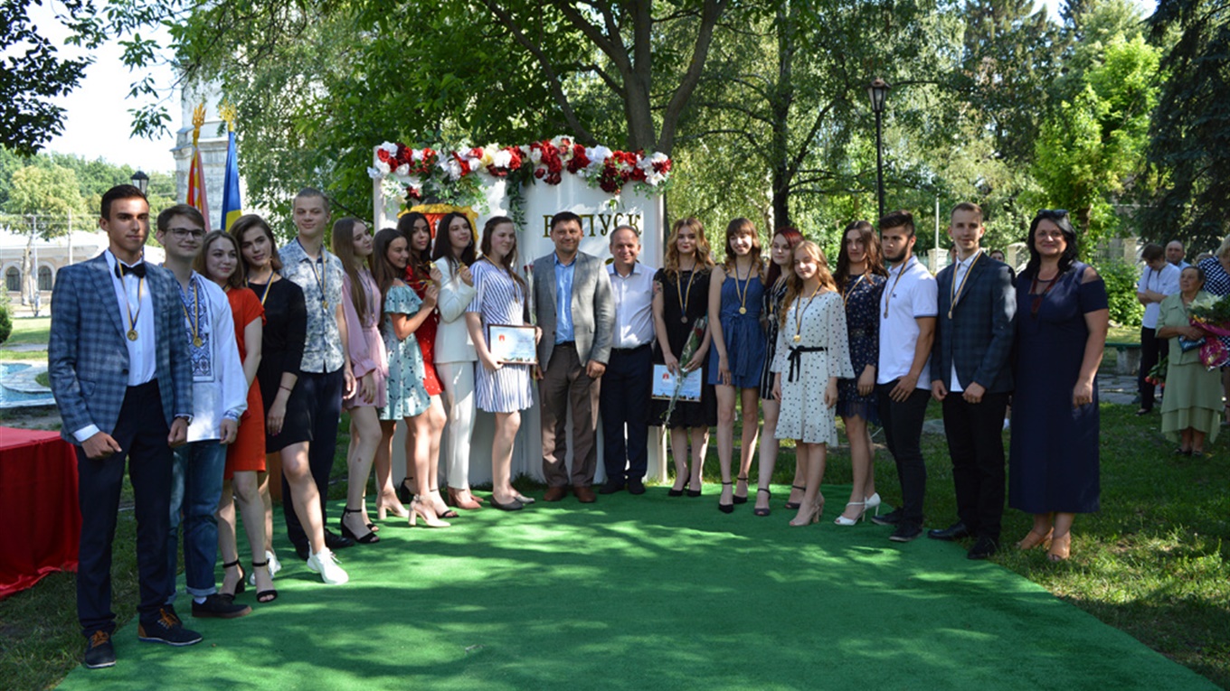 Найкращі переяславські випускники 2020 року отримали медалі під березами