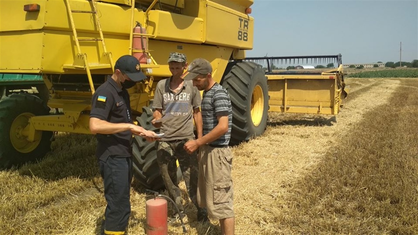 Нижньосірогозькі рятувальники попереджають:  недопалок може знищити врожай, лісосмуги, садиби