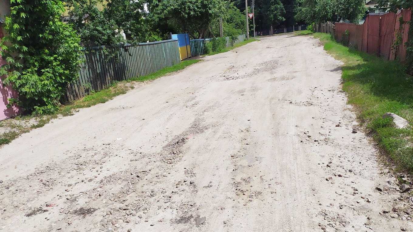По вулиці Толстого в Мені асфальтівки поки не буде. Але дорогу вирівняли