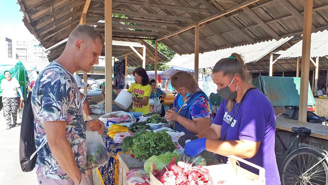 Були й огірки, й вишні. Репортаж із недільних торгів у Переяславі
