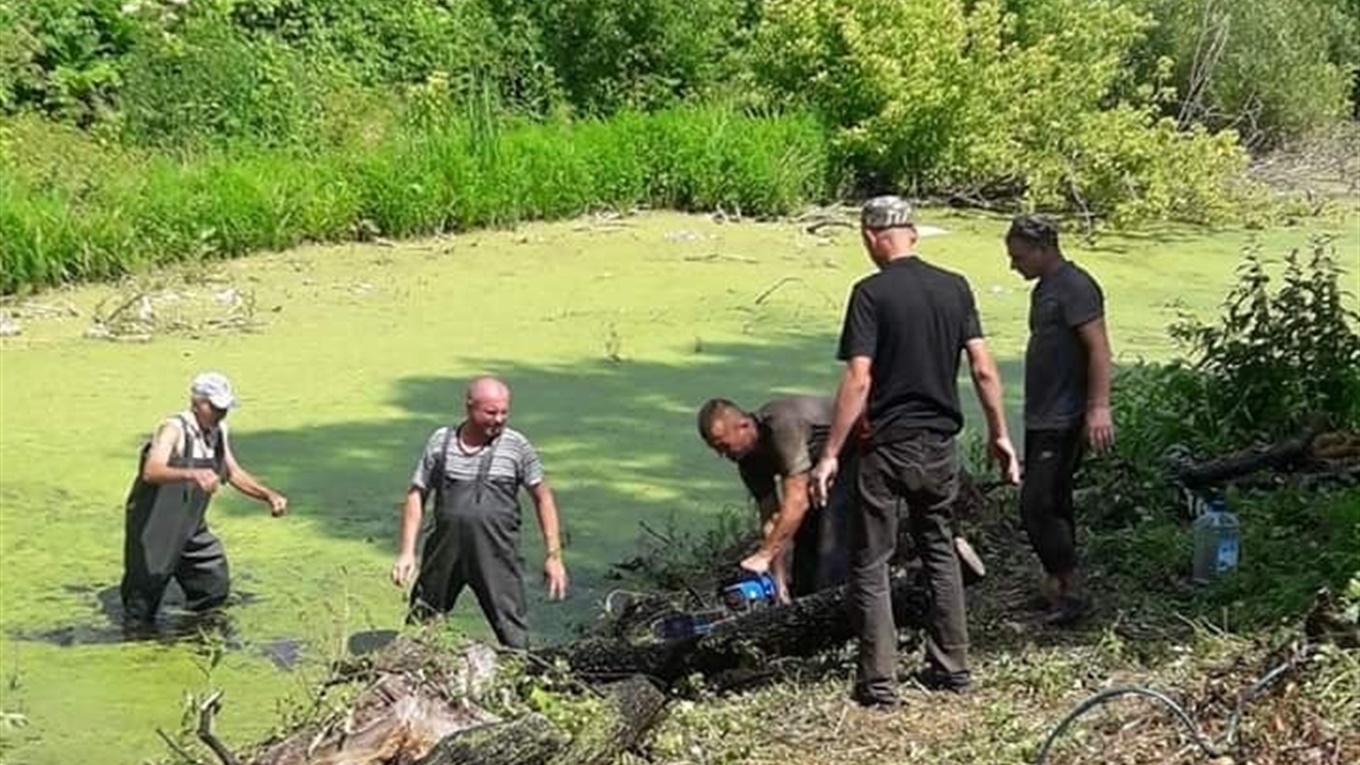 Працівники Улянівського хлібозаводу впорядковують берег річки Вир