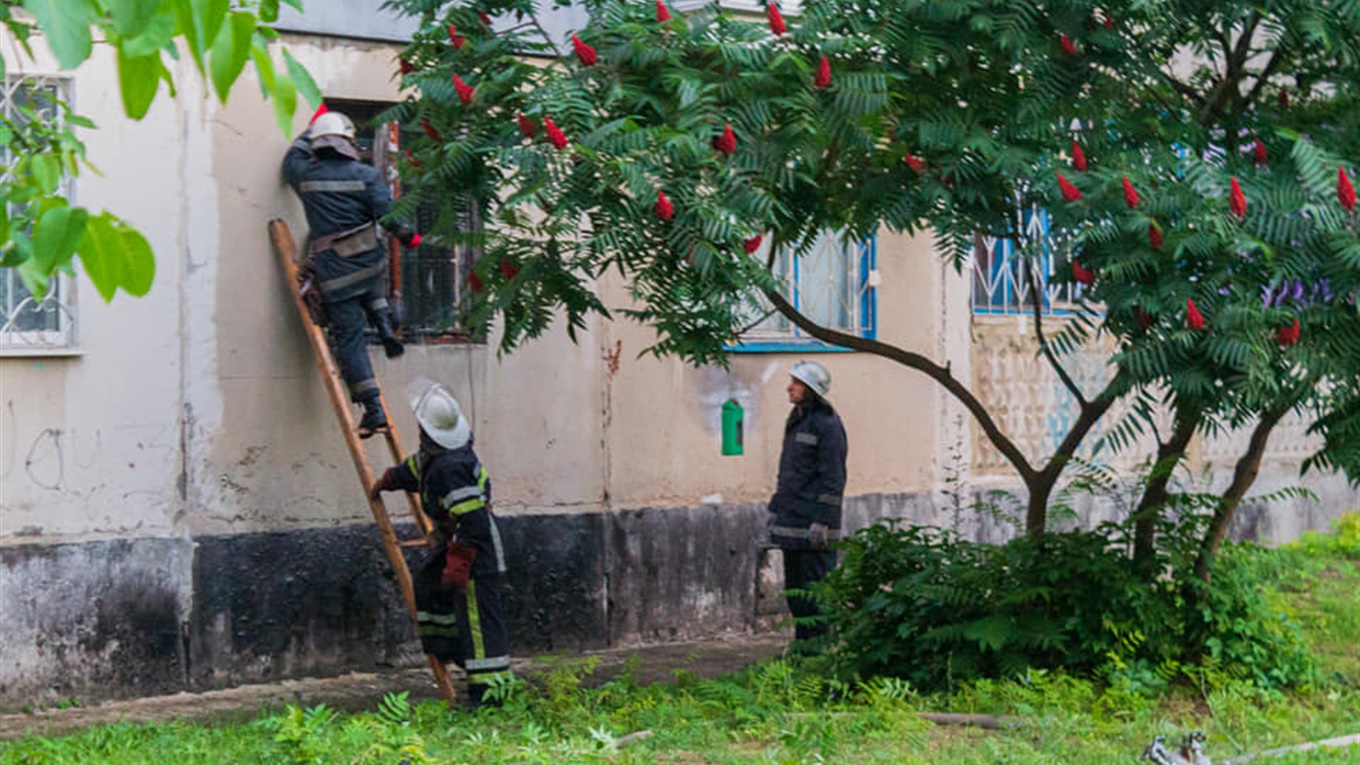 У Лозовій через недопалок загорілось вікно в багатоповерхівці