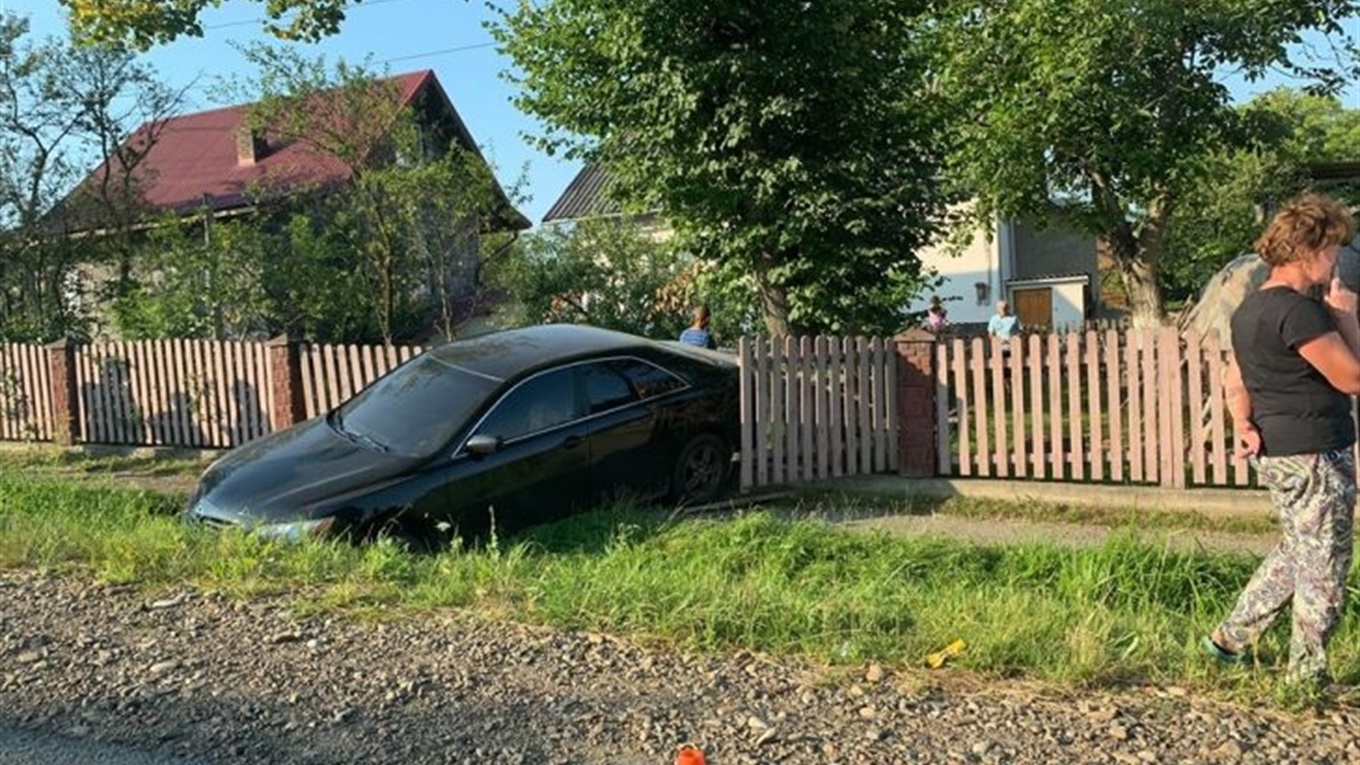 У Боднарові "Тойота"в’їхала в паркан: водій уникав зіткнення