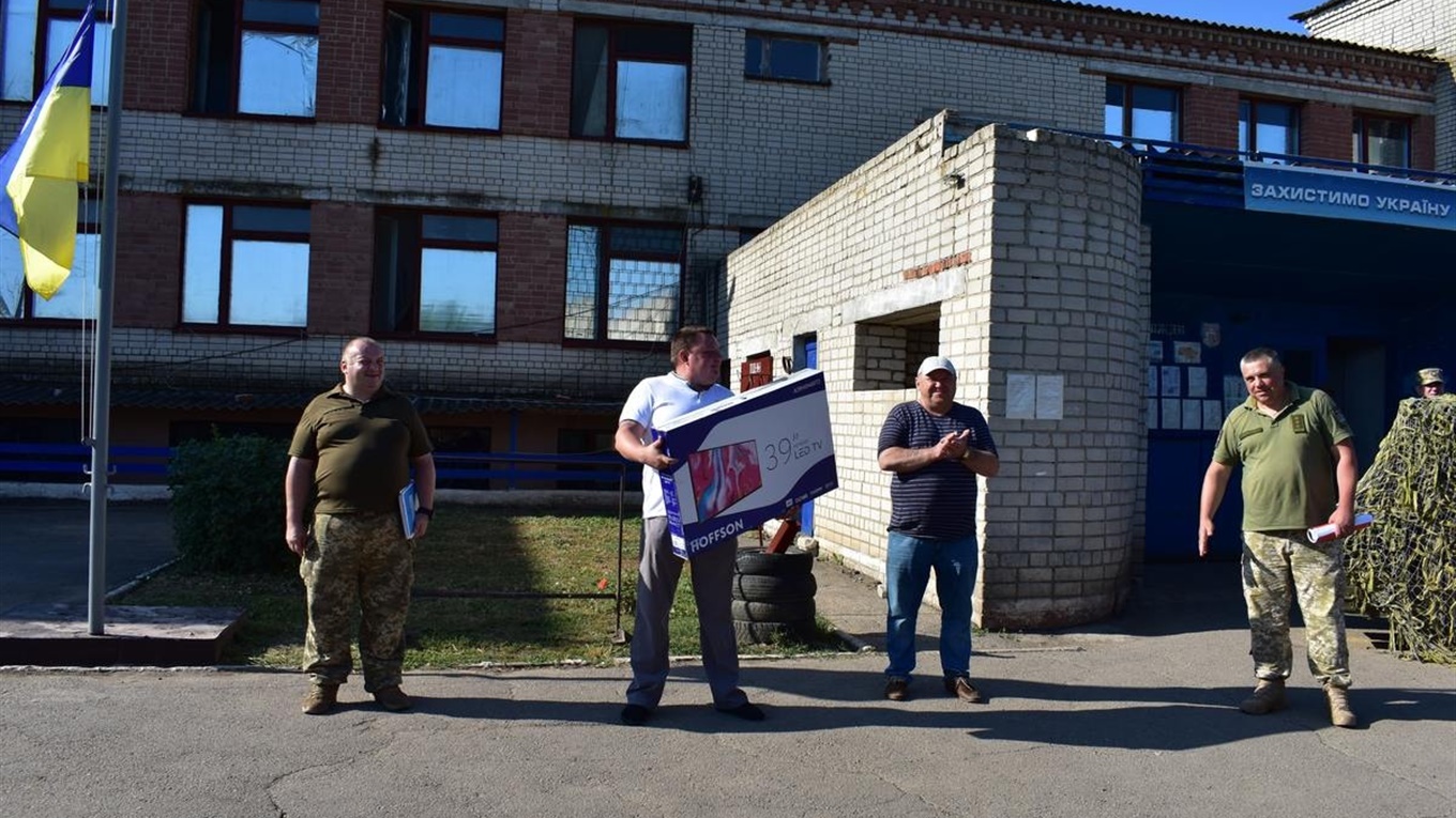 Фермери-волонтери Сірогозщини зробили подарунок військовослужбовцям, що прибули на ротацію