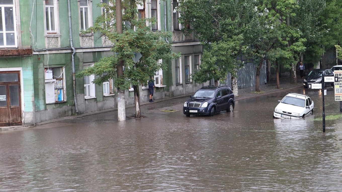 ​​​​​​​Шторм і зливи у Бердянську і Кирилівці: як виглядають затоплені вулиці і забруднені пляжі