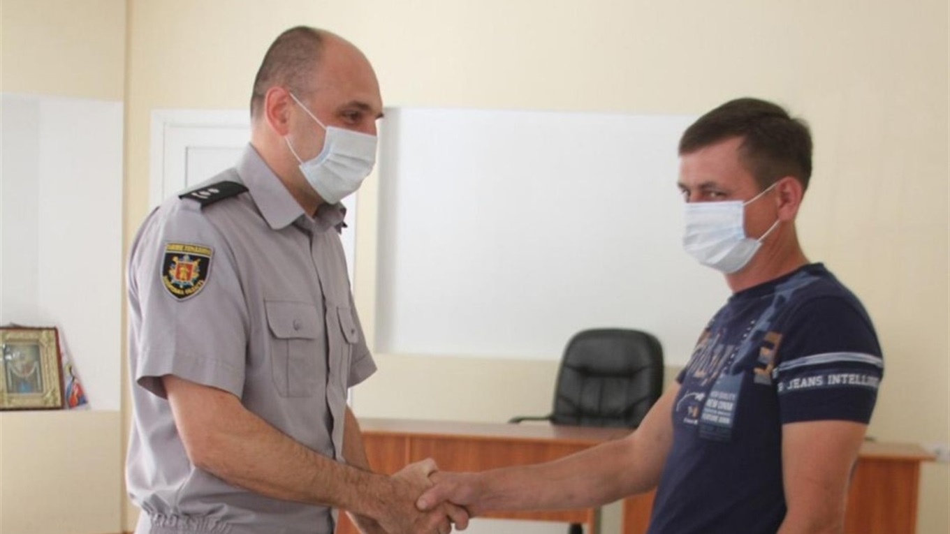 Чоловіку, який допоміг правоохоронцю, вручили нагородний годинник