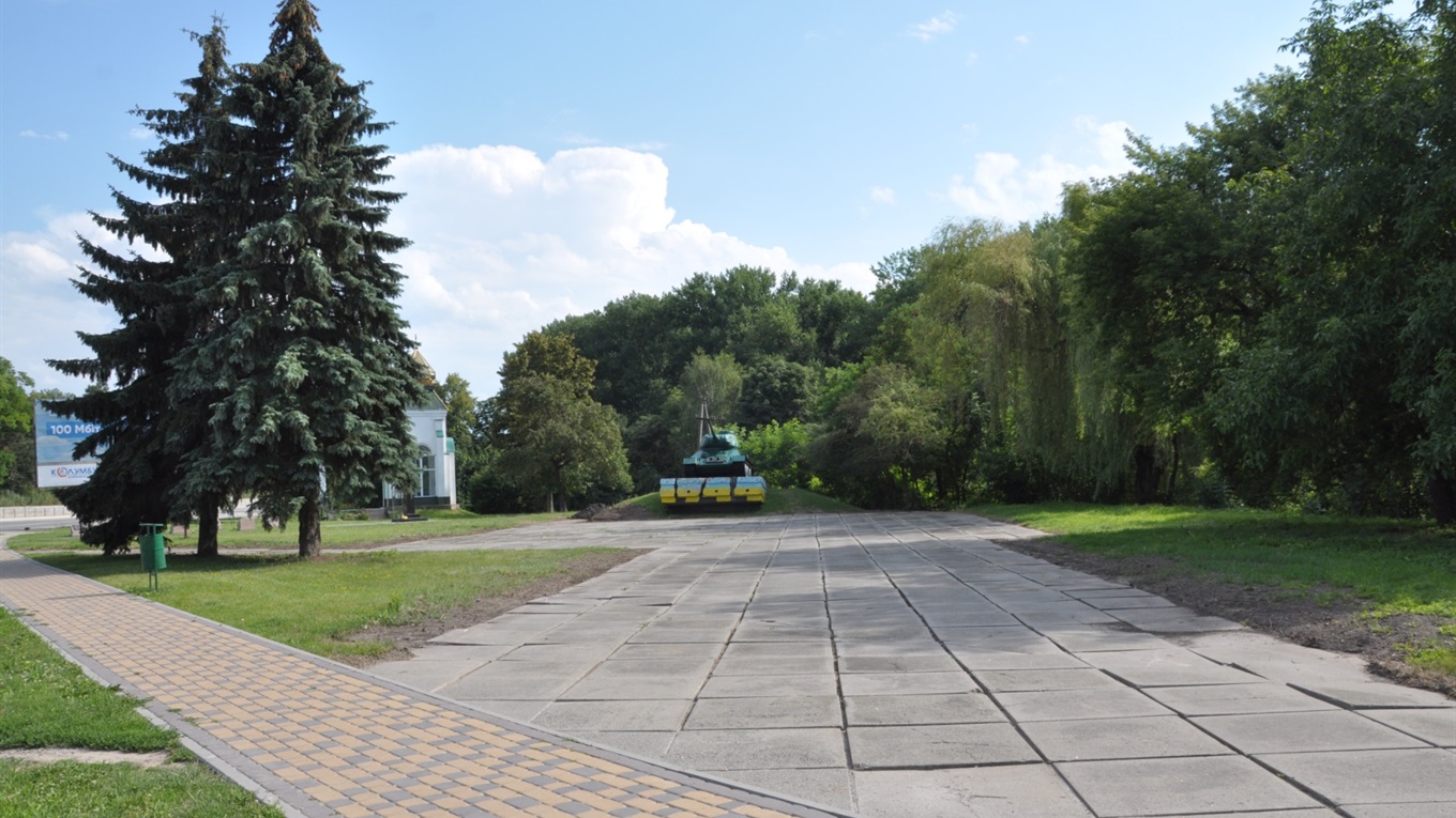 Чортківський танк вже добре проглядається з дороги