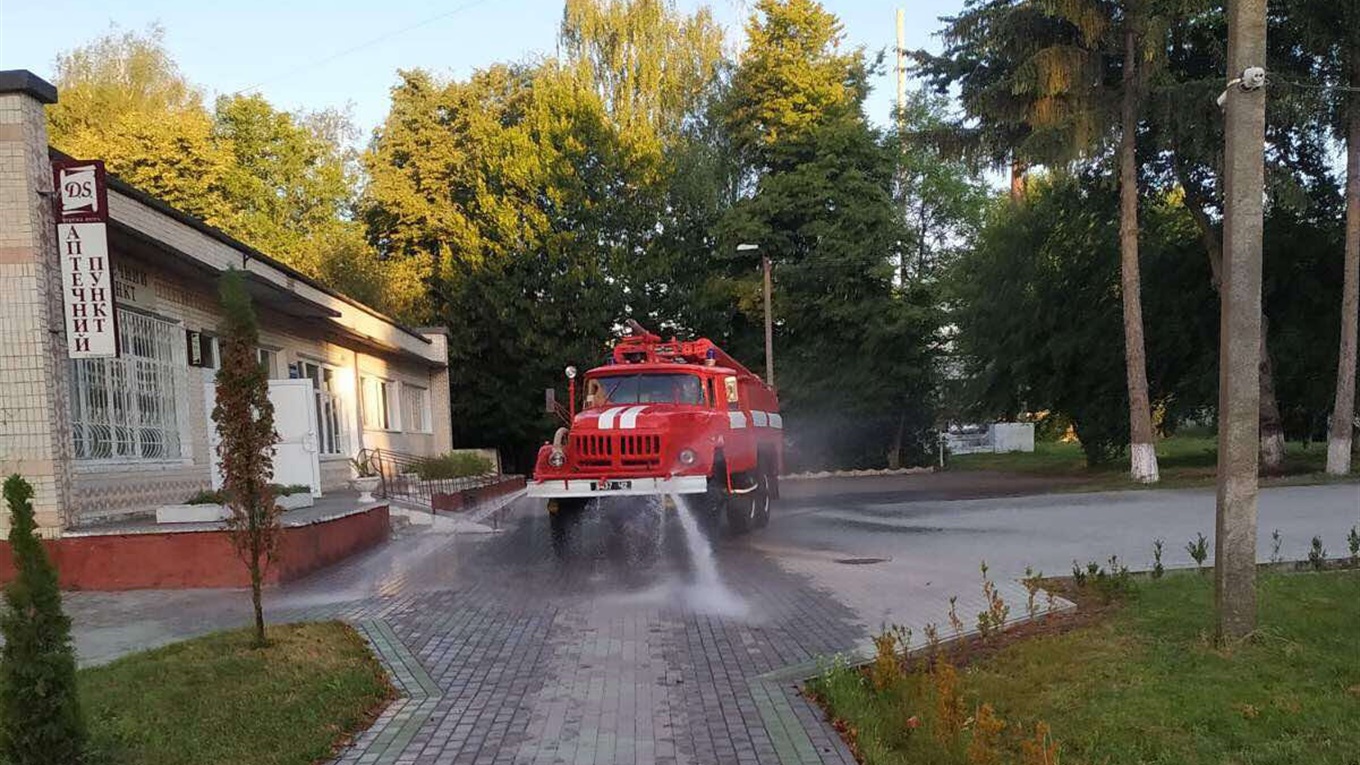 Територію Старокостянтинівської лікарні знову продезінфікували