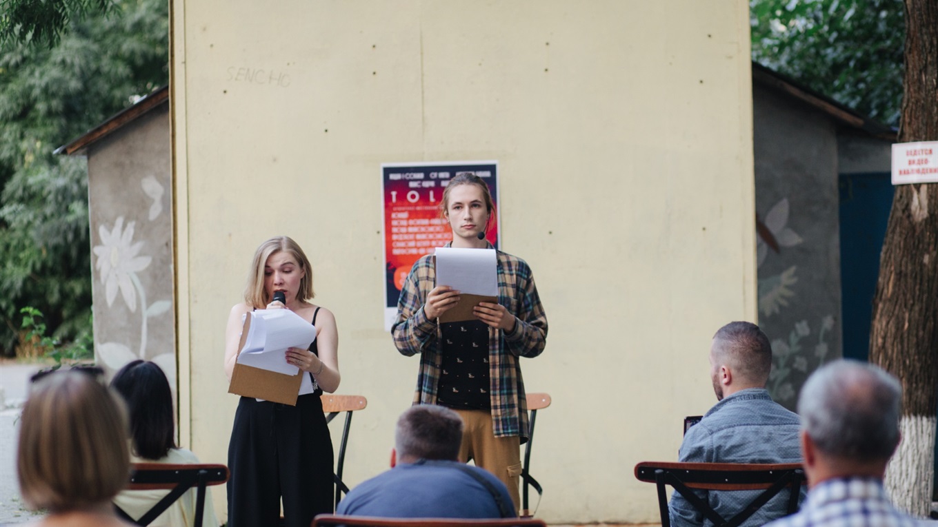 Дуже душевно та щиро! Імпровізаційну виставу "Південь та Схід" представили у Скадовську (ФОТО)