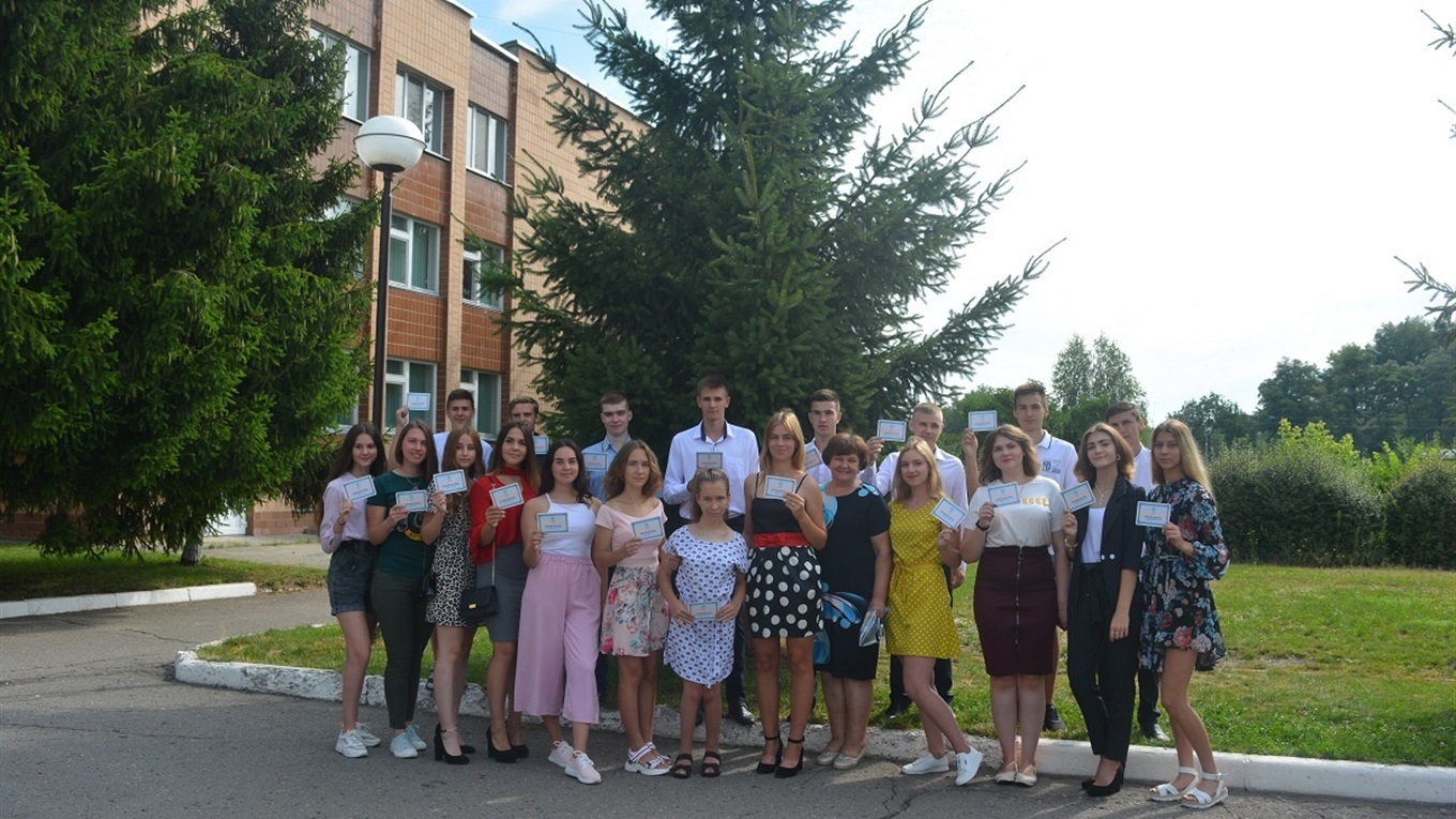Свято на карантині: як випускники шкіл отримували атестати. Фоторепортаж (+відео)