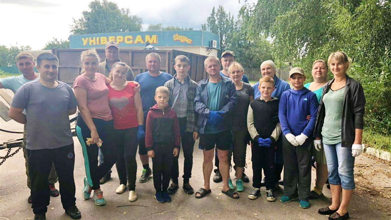 На заклик корюківчанки прибрати біля ставка відгукнувся мер Ратан Ахмедов. І ще зо два десятки людей