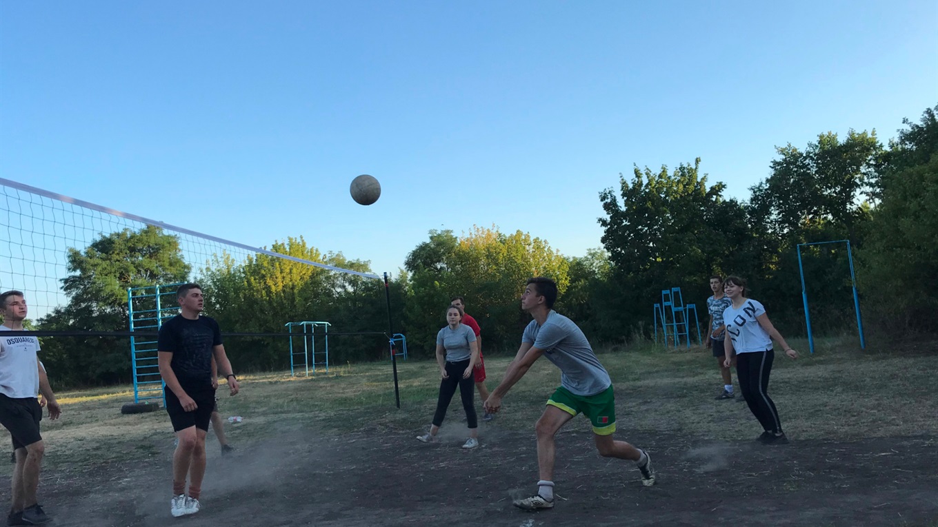 В Горбанях відновили волейбольний майданчик і провели на ньому турнір