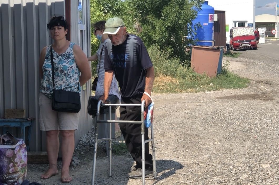 С ходунками – пенсионер Николай Николаевич. Ему 83 года, и он третью неделю пытается добраться домой, на оккупированную территорию