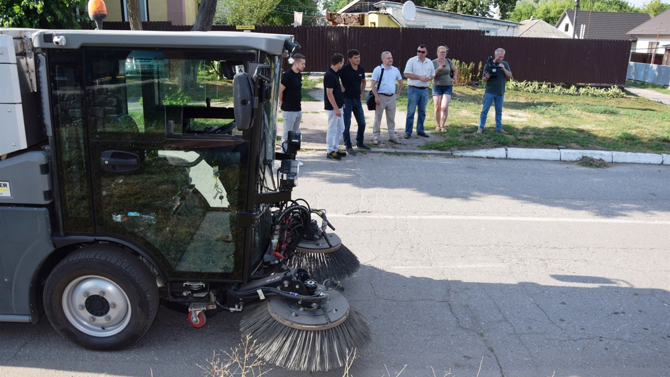 Переяславським комунальникам сподобалася машина для прибирання Karcher. Чи куплять її?