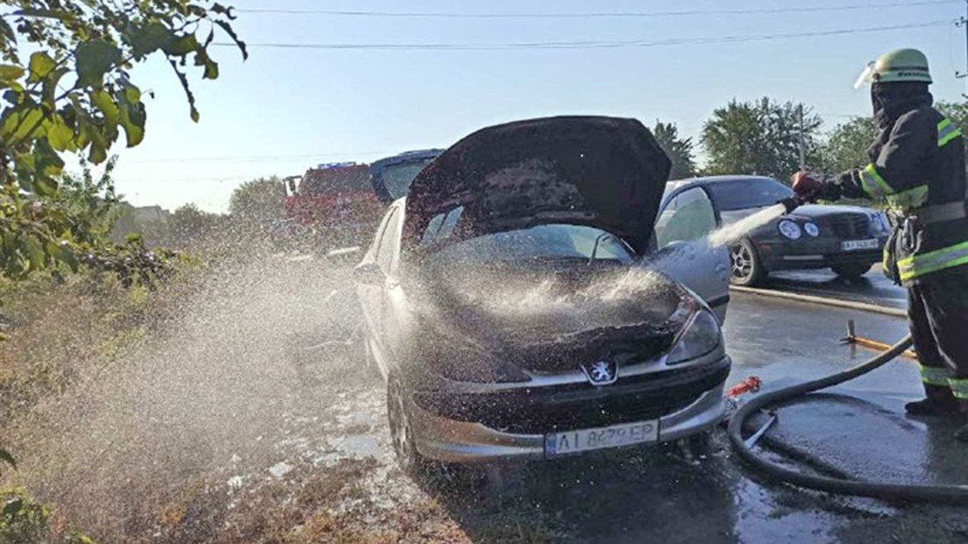  У Переяславі на трасі загорівся автомобіль