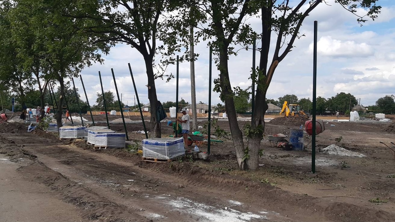 Як будують футбольний стадіон у Волновасі: фоторепортаж