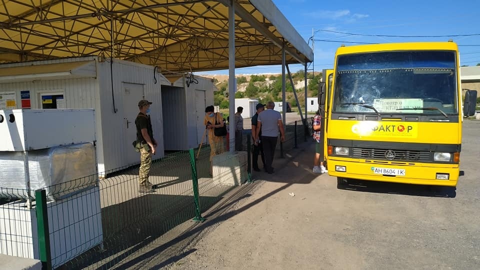 Автобус на пункте пропуска в Новотроицком