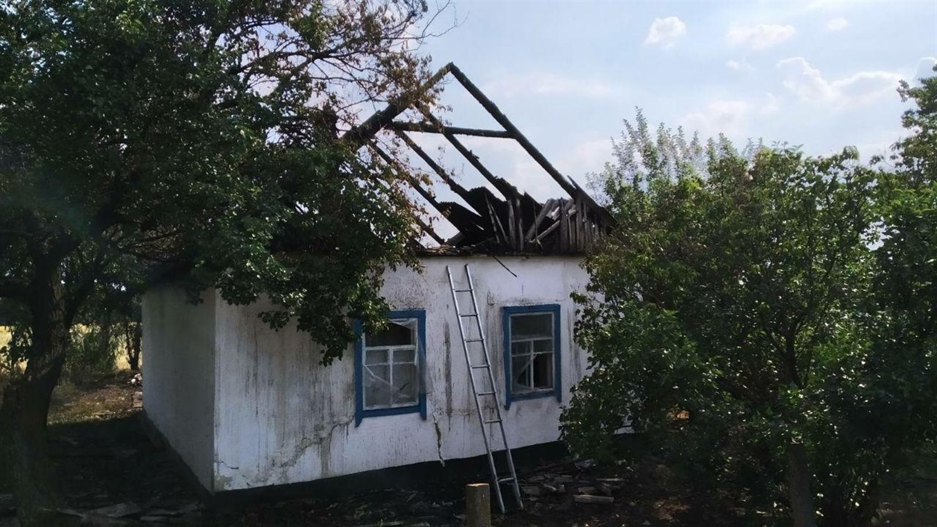 У Гуляйпільському районі згорів дах будинку. Попередня причина пожежі – випалювання трави