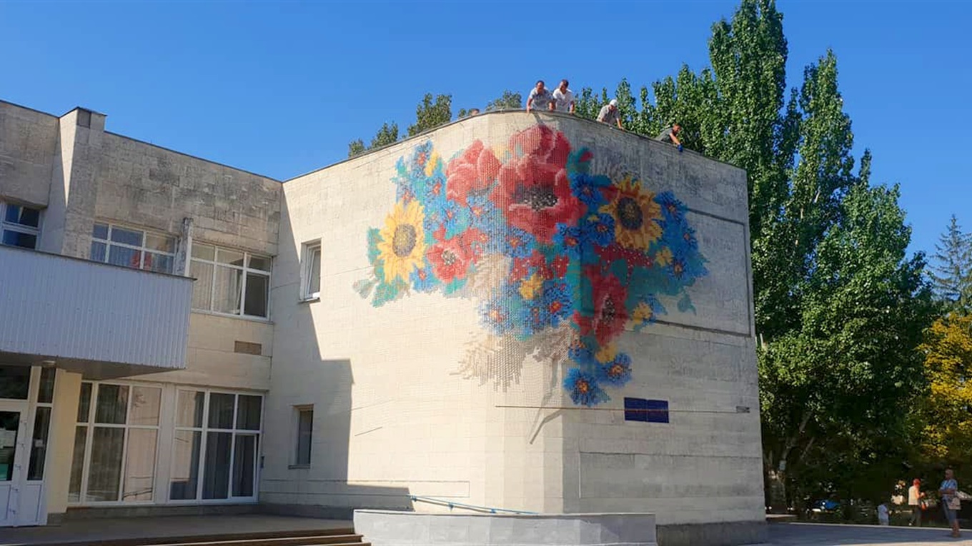 Найбільша вишиванка України на фасаді будинку культури: у Скадовську готуються до свята