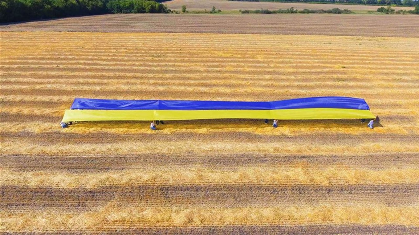 У Лозівській ОТГ встановили рекорд — найдовший Державний Прапор України