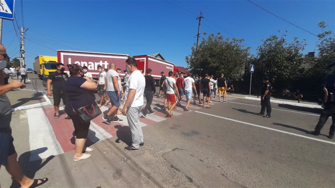 У Кіцмані дві години перекривали трасу, вимагаючи ремонту дороги у напрямку на Киселів 
