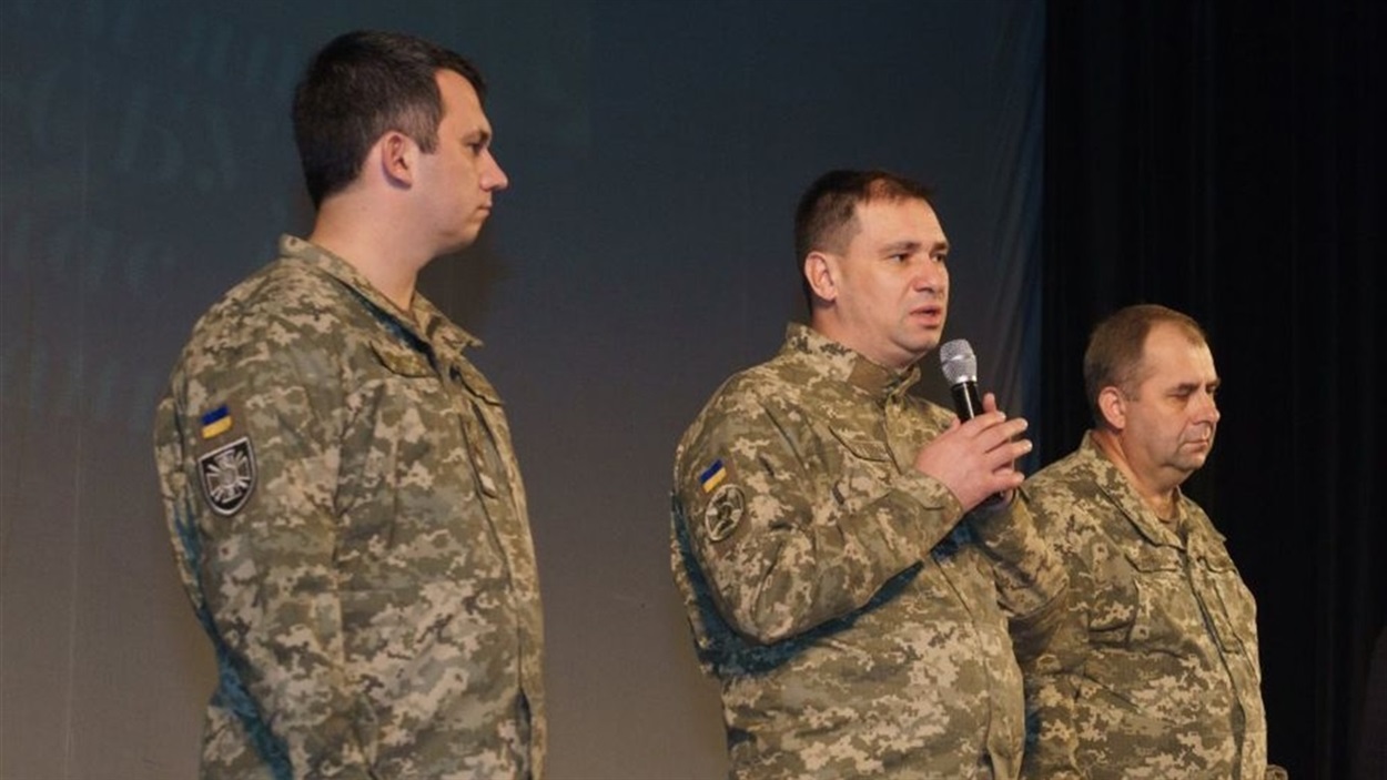Владимир Петриченко (с микрофоном) на презентации представления-реквиема в память погибших служащих СБУ в Краматорске