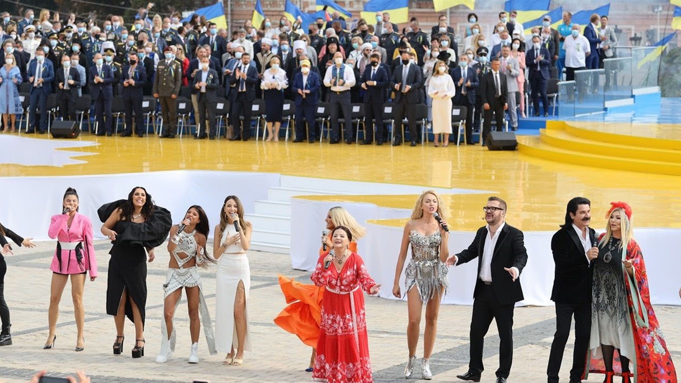 Одягніть, будь ласка, Тіну Кароль