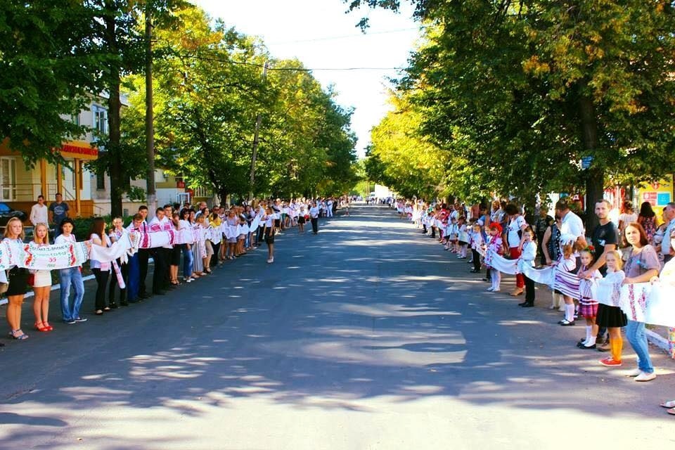 3 672 человека держали в руках 2 227 рушников