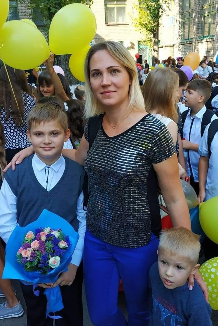 Анна Солдатенкова с двумя сыновьями, сентябрь 2019 года