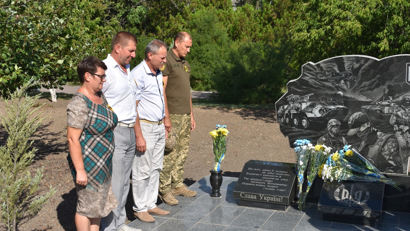 День пам’яті захисників України, які загинули в АТО вшанували в Нижніх Сірогозах