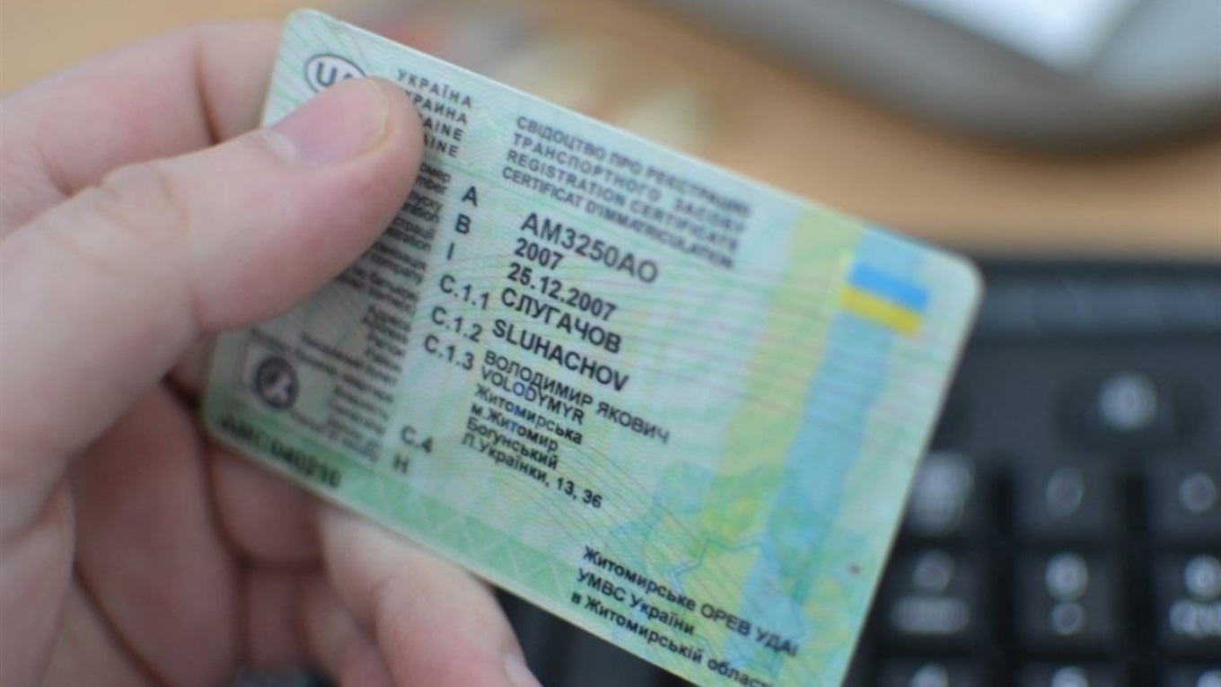 Фальшиві водійські права та реєстрації на авто: на Харківщині чоловіки підробляли документи