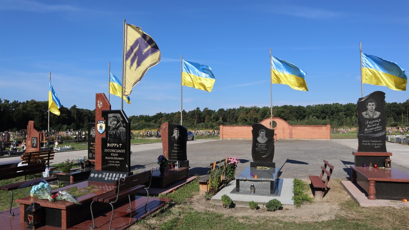 Жовтогарячий соняшник у пантеоні загиблих в АТО червоноградців у День пам'яті захисників України