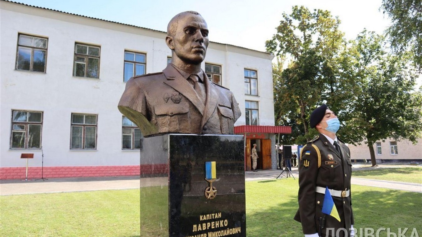 В інституті танкових військ встановили погруддя Героя України, лозівчанина Олександра Лавренка
