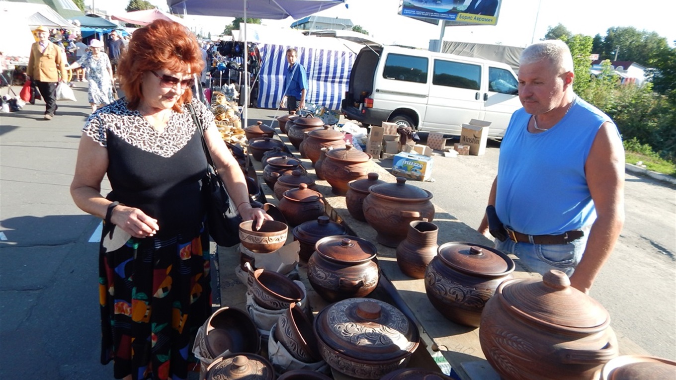 Глиняний посуд привіз на торги до Переяслава аж із Слов'янська. Репортаж з базару