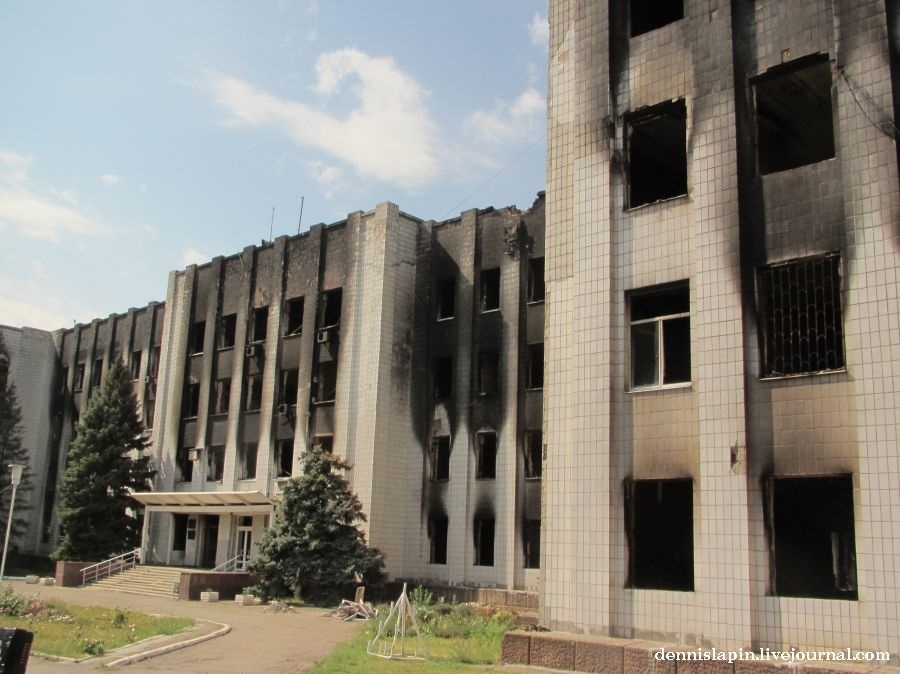 Сгоревшее в результате обстрела здание Шахтерскатрацит