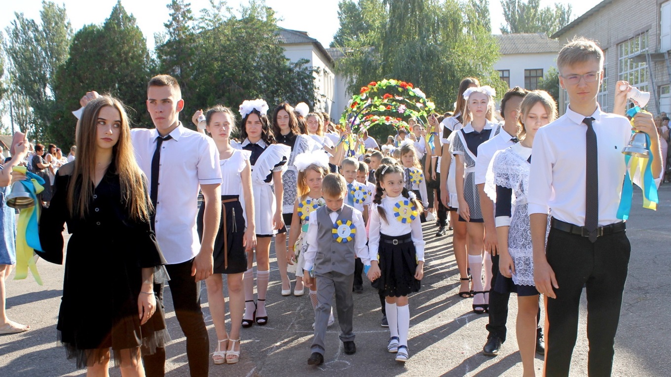 Офлайн та онлайн: у Гуляйпільських школах відзначали свято Першого дзвоника у двох форматах