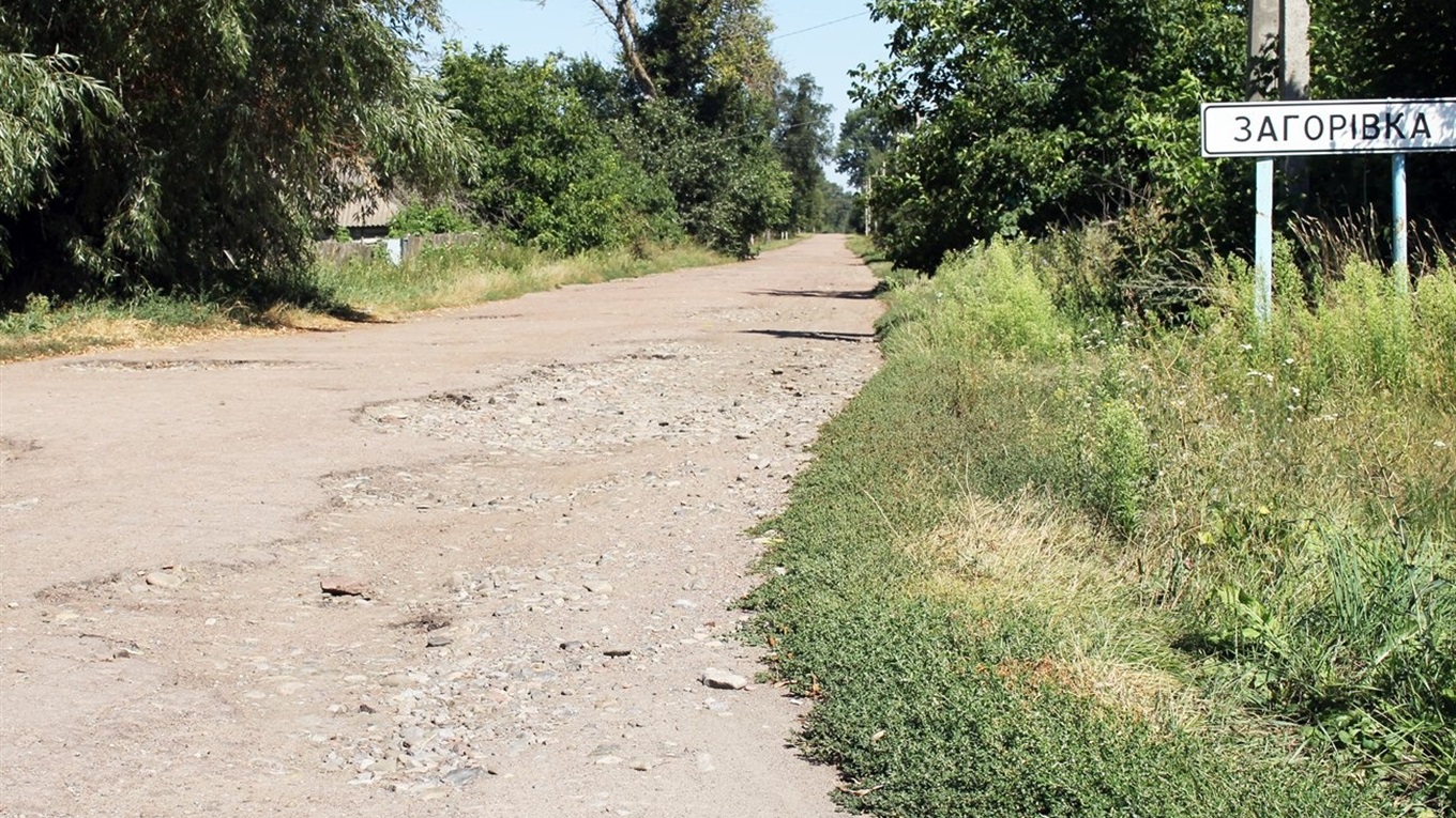 У селі на Менщині сподіваються на ремонт дороги і зібрали підписи. Чи дочекаються