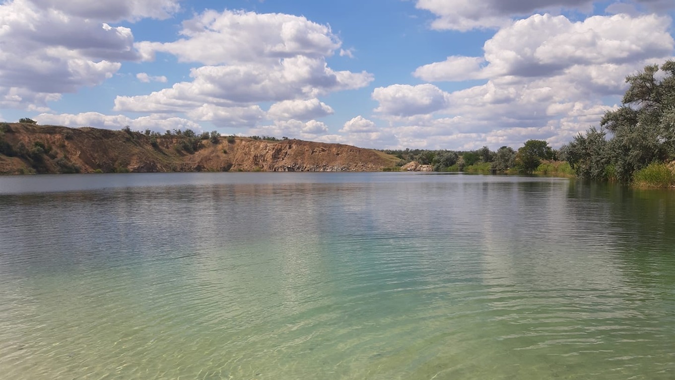 Коларовський кар’єр: скелястий берег і бірюзова вода – де він і чи варто їхати