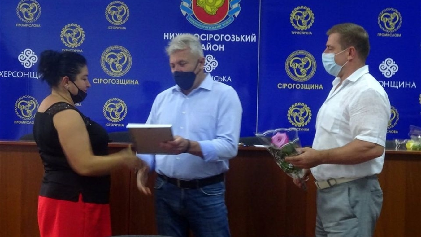 На Сірогозщині вітали бізнесменів. У вузькому колі, але з грамотами, подяками і квітами
