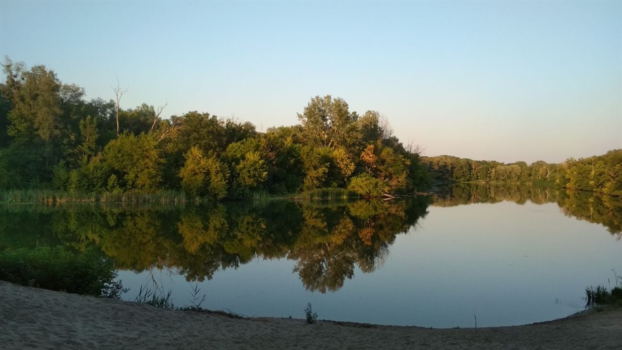 Пляж на базе отдыха в селе Пришиб, река Северский Донец, где ставили палатку