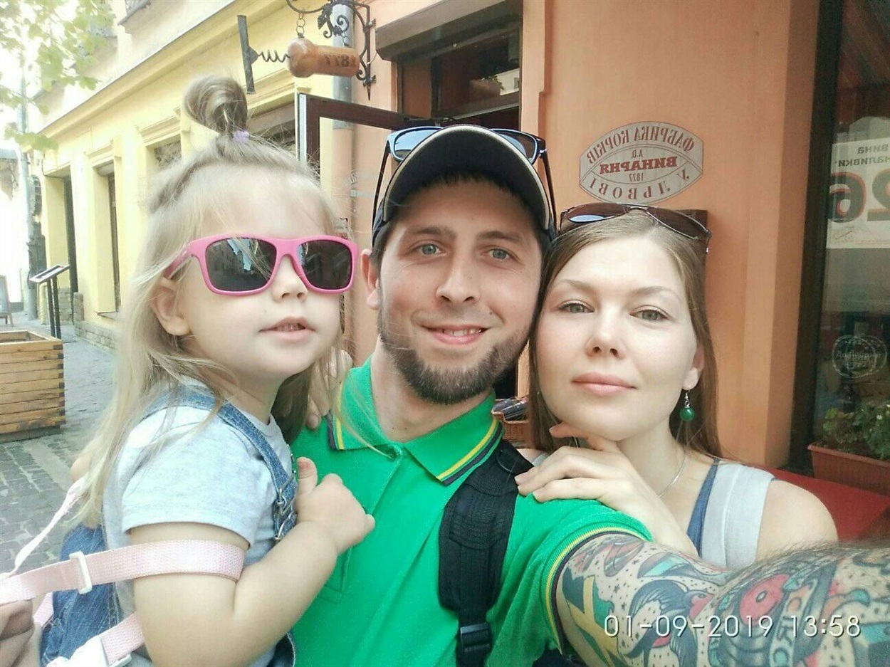 Максим Науменко с женой и дочерью