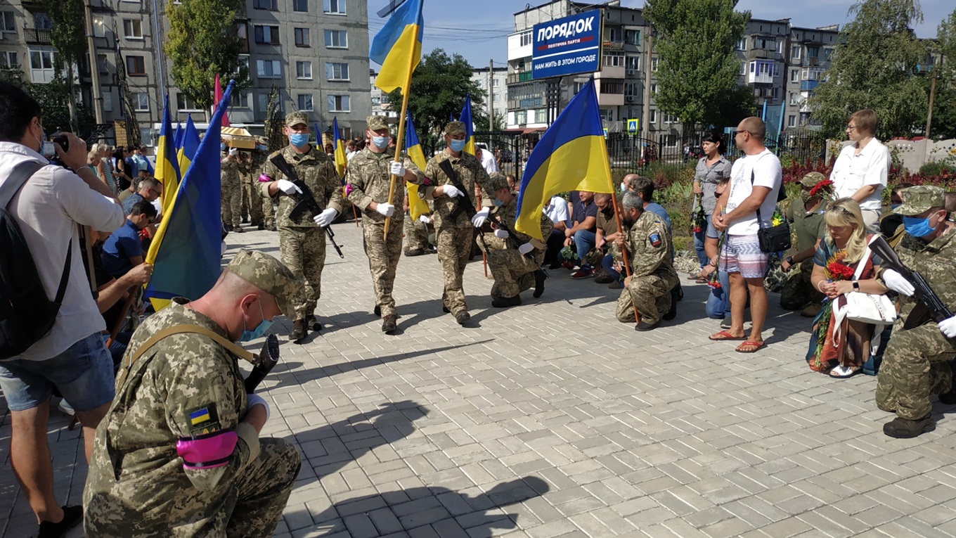 Прощання з героєм. У Добропіллі проводили в останню путь загиблого бійця ЗСУ Володимира Хоменко