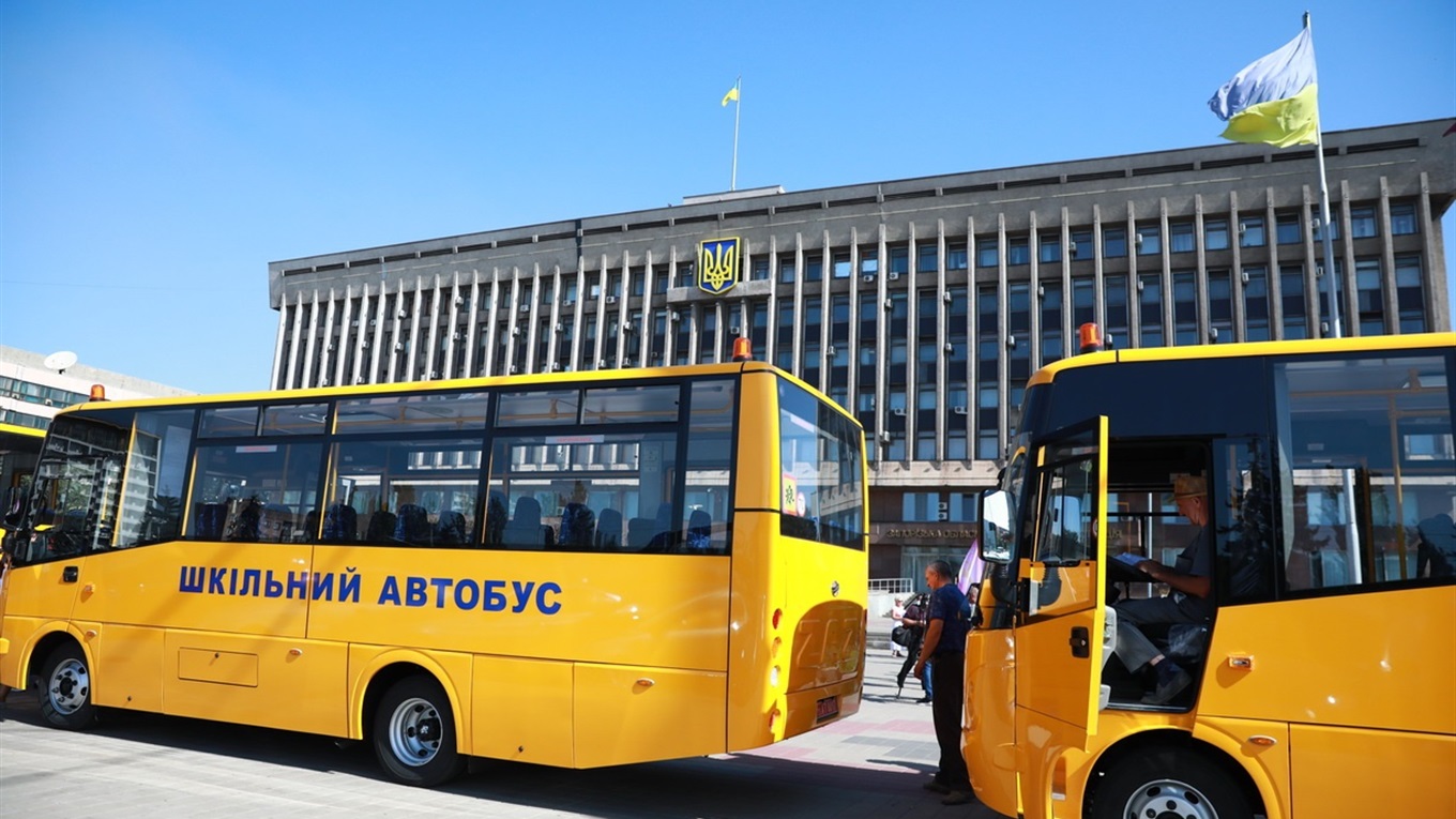 Для опорного закладу «Престиж» придбали шкільний автобус, який випустили в Запоріжжі