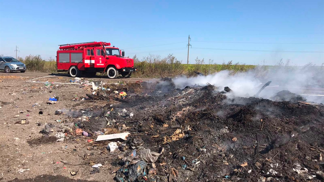 У Кіцманському районі знову масово підпалюють сміттєзвалища і суху рослинність