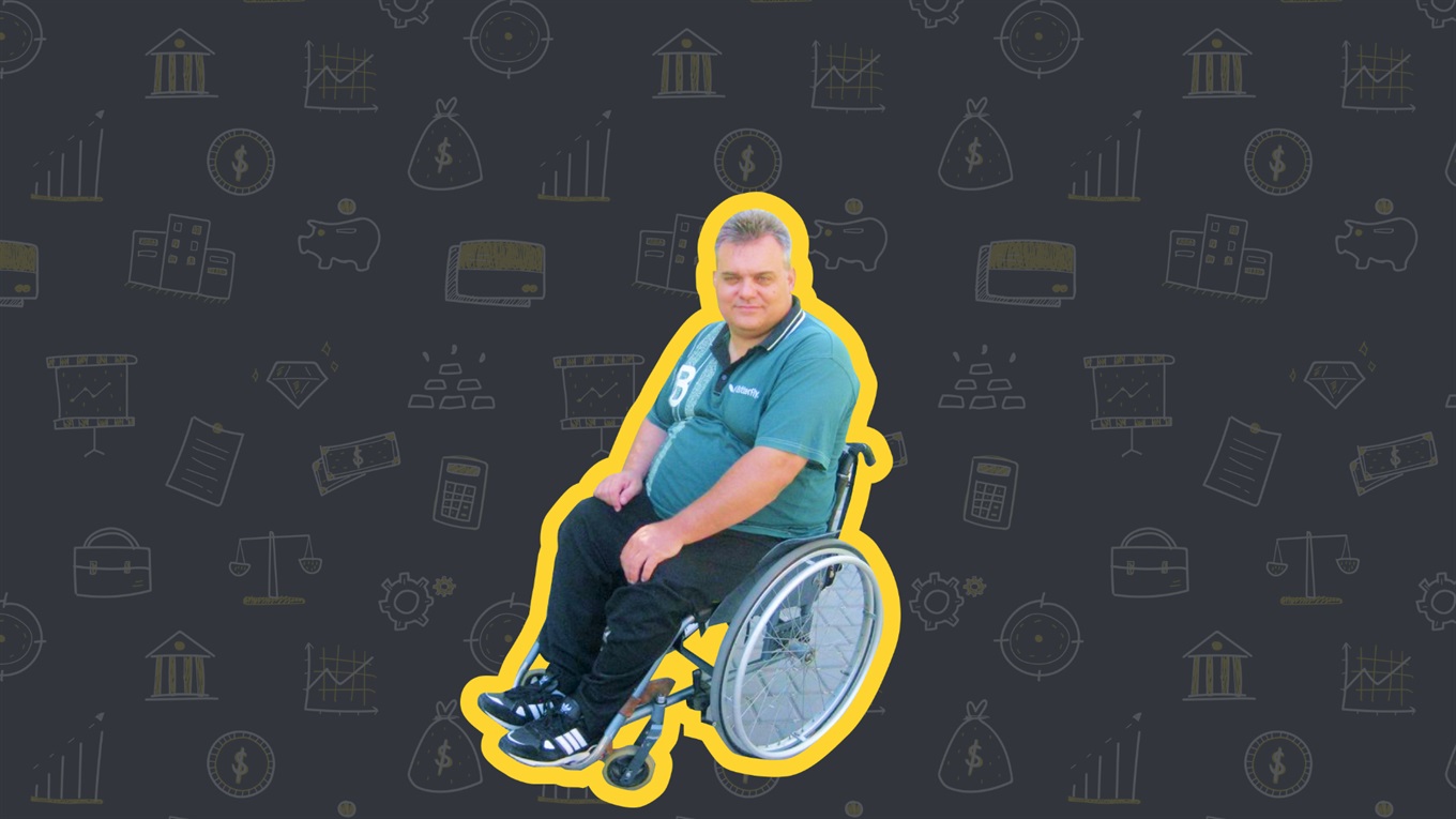 Із шишками, намистинами і камінцями: спортсмен-тенісист із Первомайська створює унікальні пляшки