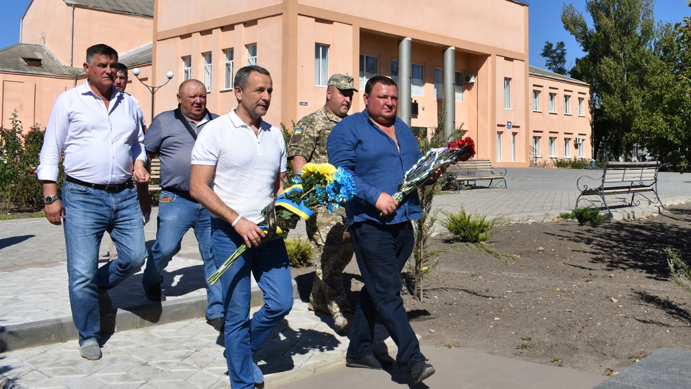 Волонтери і військові вшанували пам'ять сірогозців, які загинули в АТО: квіти, салют, почесна варта