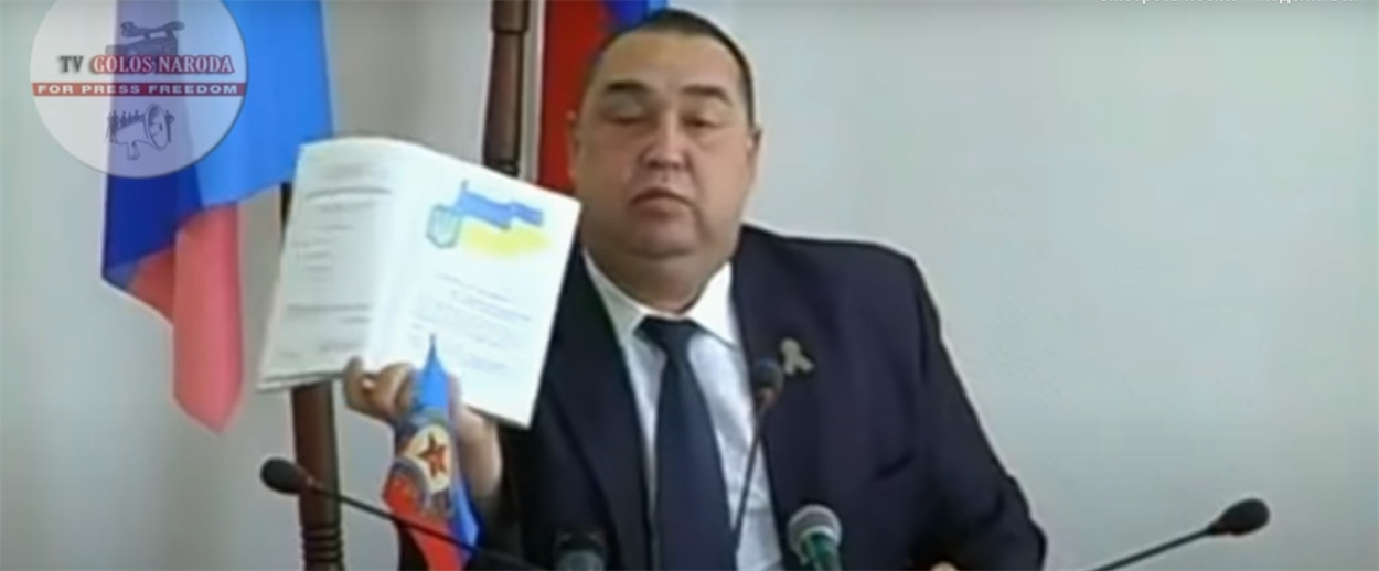 Игорь Плотницкий показывает украинский флаг и гимн в учебнике по украинскому