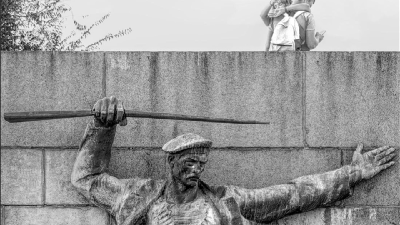 Чорно-білий Херсон у об'єктиві вокаліста "ДахиБрахи": вражаючі фото